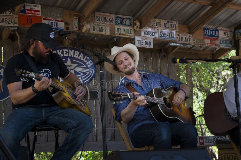 Faixa Da Música Country Que Joga Em Um Local De Encontro Da Música Em  Luckenback, Texas Foto Editorial - Imagem de local, cidade: 83604726