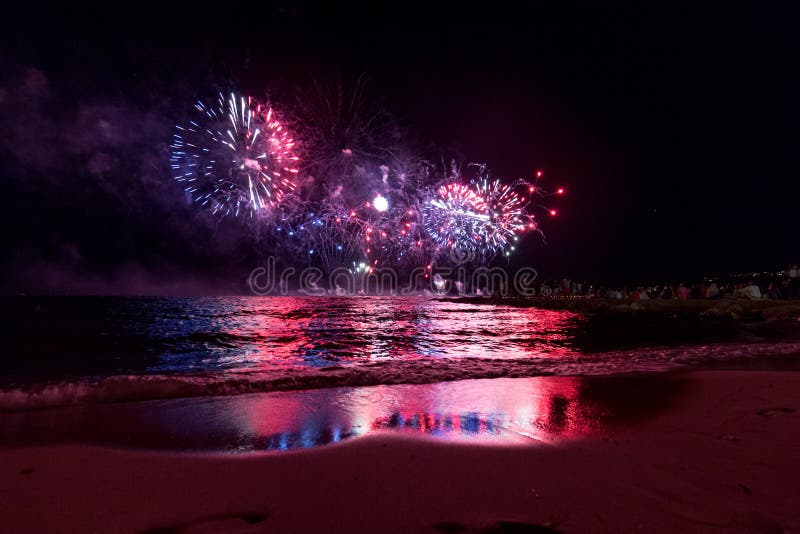 Fajerwerki wystawiają, nocy przedstawienie na nadbrzeżu, pirotechniczny festiwal Antibes Juan les szpilki fotografia royalty free Fajerwerki wystawiają, nocy przedstawienie na nadbrzeżu, pirotechniczny festiwal Antibes Juan les szpilki fotografia royalty free