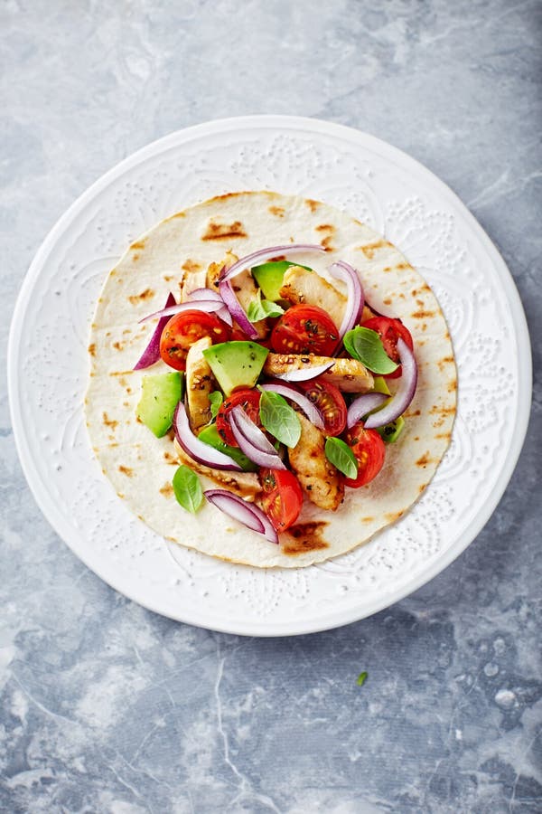 Fajita mit gegrilltem Huhn des indischen Sesams, frischen Tomaten und Avocado lizenzfreie stockfotos Fajita mit gegrilltem Huhn des indischen Sesams, frischen Tomaten und Avocado lizenzfreie stockfotos