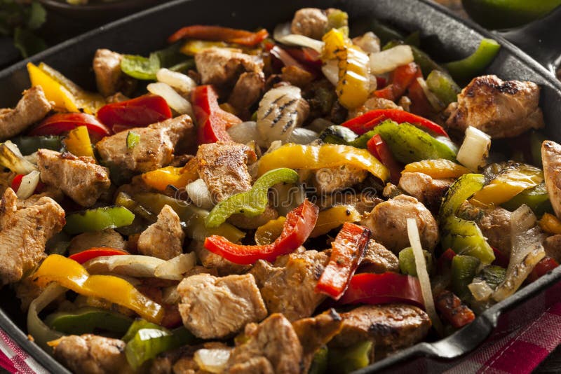 Fajitas faits maison de poulet avec des légumes photographie stock Fajitas faits maison de poulet avec des légumes photographie stock