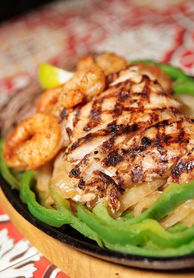 Fajitas numa frigideira de metal fotos de stock royalty free