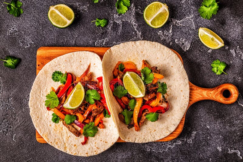 FAJITE con pepe colorato e le cipolle, serviti con le tortiglii immagini stock libere da diritti FAJITE con pepe colorato e le cipolle, serviti con le tortiglii immagini stock libere da diritti