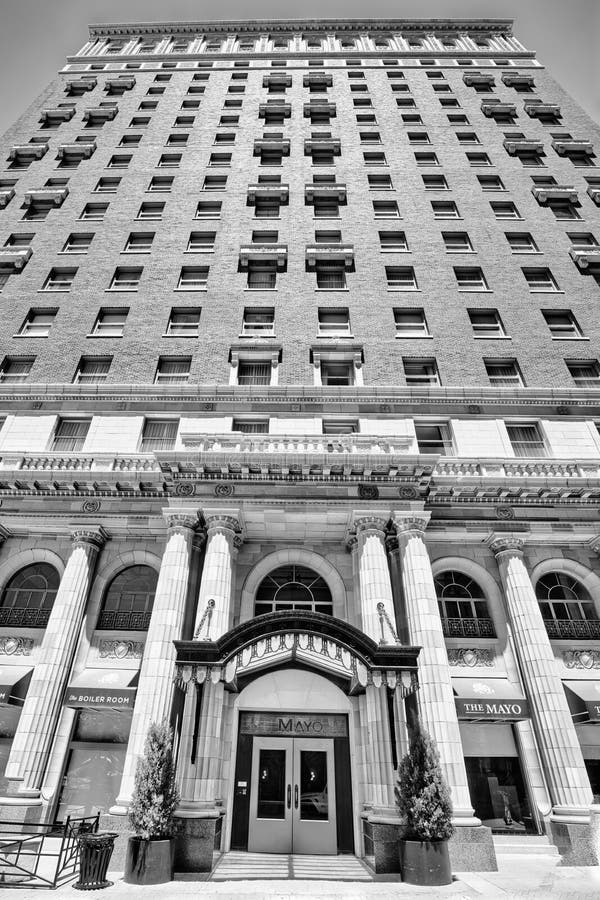 Faktad för det historiska majonhotellet tulsa oklahoma. på monokroma återställd konsthändelselände royaltyfri foto