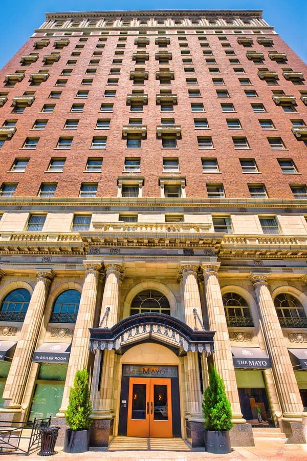 Faktad för det historiska majonhotellet tulsa oklahoma. återställt konsthändelseland arkivfoto