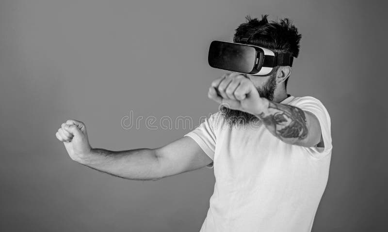 Faktiskt tävlings- begrepp Man med skägget i VR-exponeringsglas som kör mopeden, röd bakgrund Hipster på säker framsida arkivbilder Faktiskt tävlings- begrepp Man med skägget i VR-exponeringsglas som kör mopeden, röd bakgrund Hipster på säker framsida arkivbilder