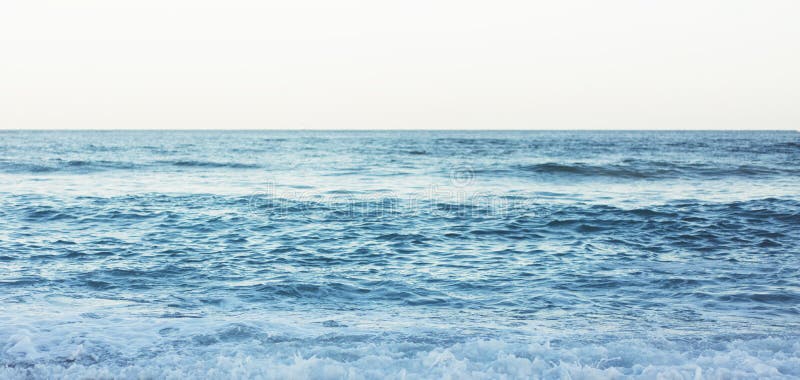 Fala błękitny spokojny oceanu wybrzeża krajobraz Tło denny głąbik i piasek plażowa linia brzegowa Panorama horyzontu perspektywic