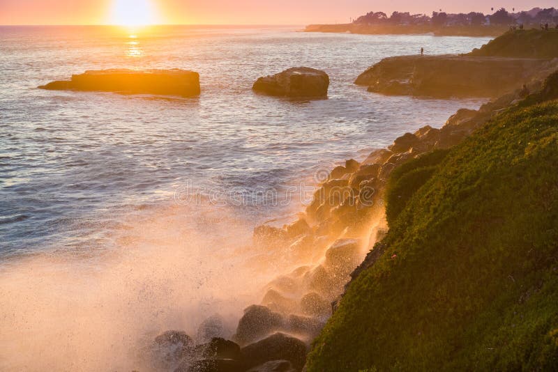 Fala miażdży na skalistej linii brzegowej przy zmierzchem, Santa Cruz, Kalifornia zdjęcie royalty free Fala miażdży na skalistej linii brzegowej przy zmierzchem, Santa Cruz, Kalifornia zdjęcie royalty free