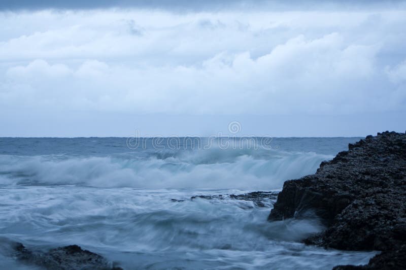 Fala rozbija przeciw skałom na burzowym dniu w Umhlanga Południowa Afryka fotografia stock Fala rozbija przeciw skałom na burzowym dniu w Umhlanga Południowa Afryka fotografia stock