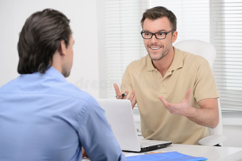 Fala sobre o negócio. Dois executivos seguros que dicussing imagem de stock Fala sobre o negócio. Dois executivos seguros que dicussing imagem de stock
