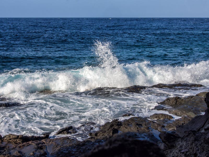 Fala łama na skale, Pantelleria, Włochy zdjęcie stock Fala łama na skale, Pantelleria, Włochy zdjęcie stock