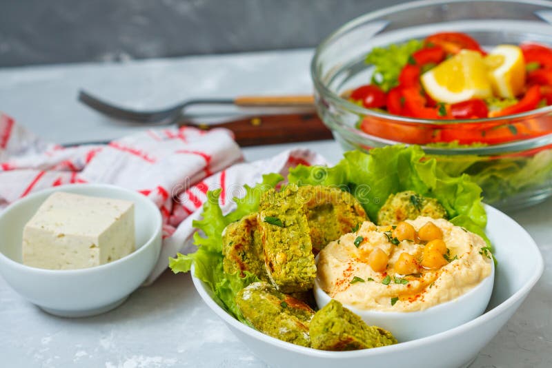 Falafel, Tofu, Sallad Och Hummus Arkivfoto Bild av arabisk, sesam