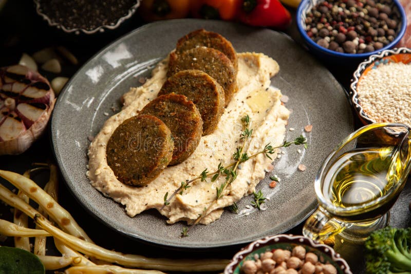 Falafel y hummus foto de archivo. Imagen de ingredientes 125216868