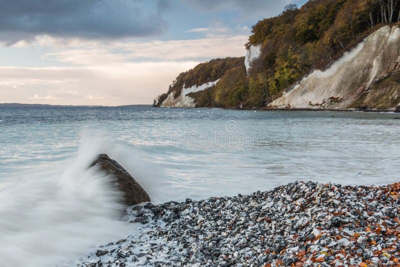 Falaises de craie avec la vague à la roche et aux nuages dramatiques photographie stock libre de droits Falaises de craie avec la vague à la roche et aux nuages dramatiques photographie stock libre de droits