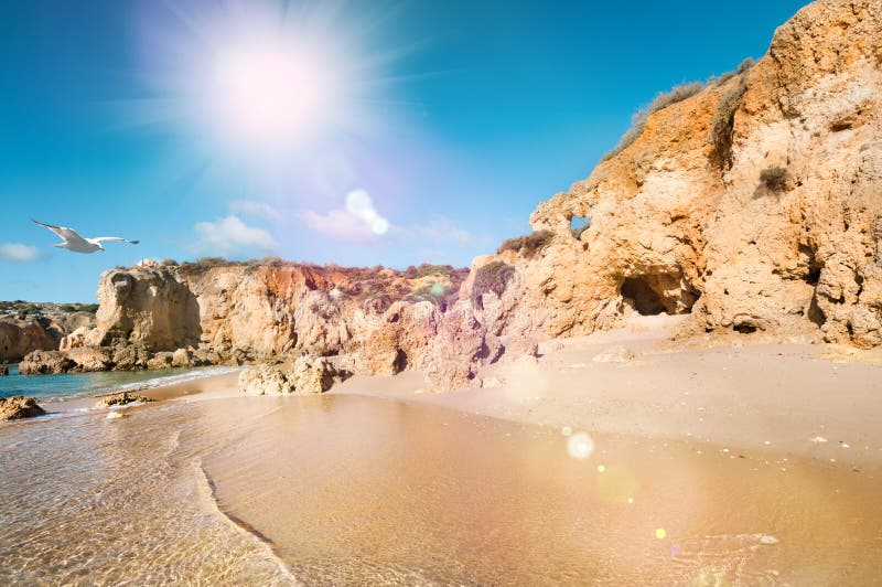 Falaises de grès près d'Albufeira, Portugal du sud photographie stock Falaises de grès près d'Albufeira, Portugal du sud photographie stock