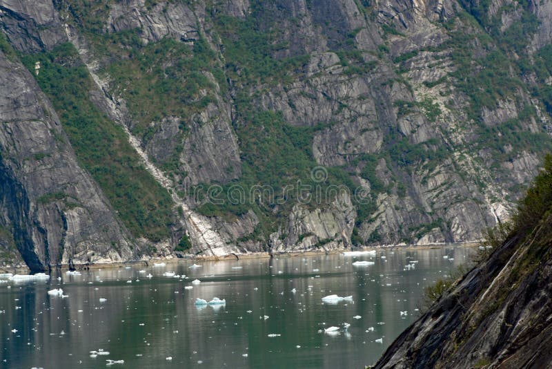 Falaises des deux côtés de Tracy Arm Fjord Alaska photographie stock libre de droits Falaises des deux côtés de Tracy Arm Fjord Alaska photographie stock libre de droits