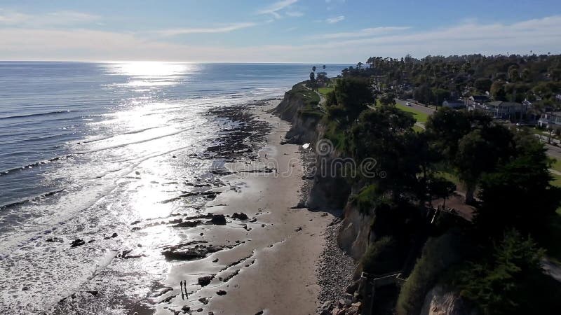 Falaises du parc de rivage Santa Barbara Flyby. Vidéo aérienne des falaises du parc Shoreline banque de vidéos
