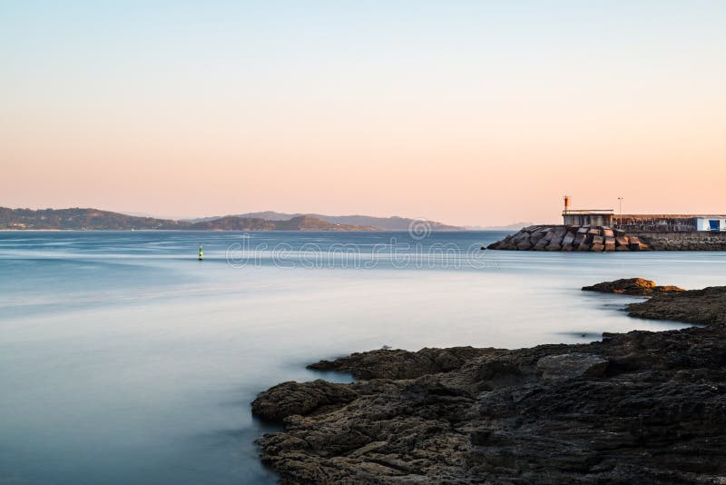 Falaises et petit phare à Pontevedra, Espagne image stock Falaises et petit phare à Pontevedra, Espagne image stock