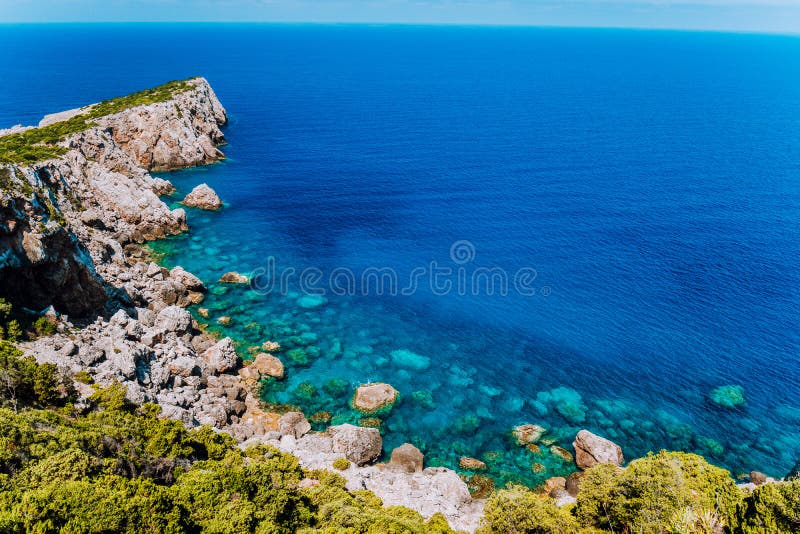 Falaises rocheuses littoral de vue de mer de côte de la mer Méditerranée au beau, vastes mers image libre de droits Falaises rocheuses littoral de vue de mer de côte de la mer Méditerranée au beau, vastes mers image libre de droits