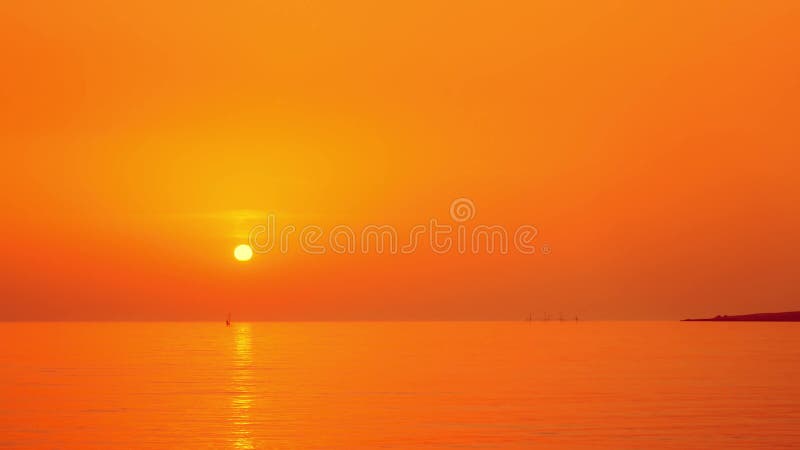 Falciatrici marine al tramonto arancione