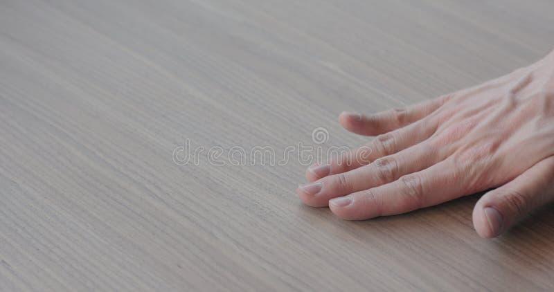 Falegname che controlla la superficie della noce nera fotografie stock libere da diritti Falegname che controlla la superficie della noce nera fotografie stock libere da diritti
