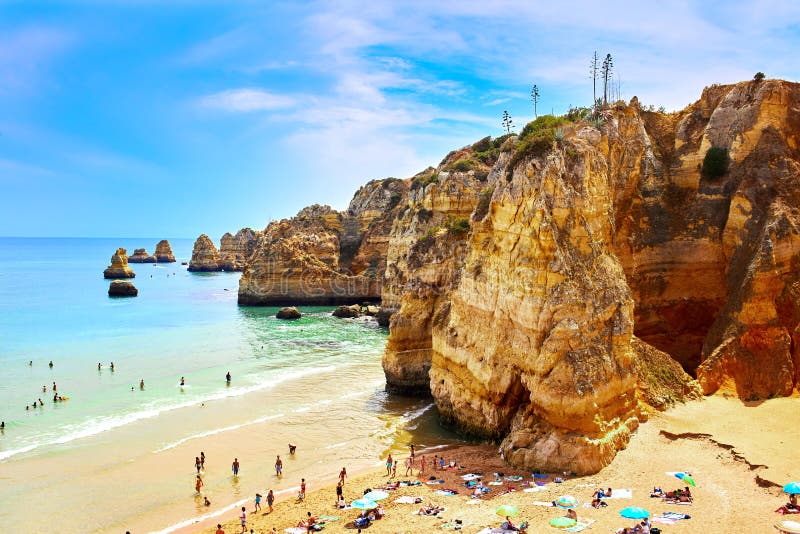 Faleza i morze zatoka z turkus wodą w Lagos kołysamy, Algarve region, Portugalia obrazy stock Faleza i morze zatoka z turkus wodą w Lagos kołysamy, Algarve region, Portugalia obrazy stock