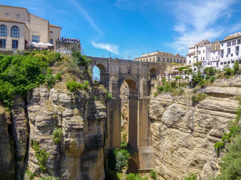 Falezy i Puente Nuevo most w Ronda, jeden s?awne wioski w Andalusia, Hiszpania obraz stock Falezy i Puente Nuevo most w Ronda, jeden s?awne wioski w Andalusia, Hiszpania obraz stock