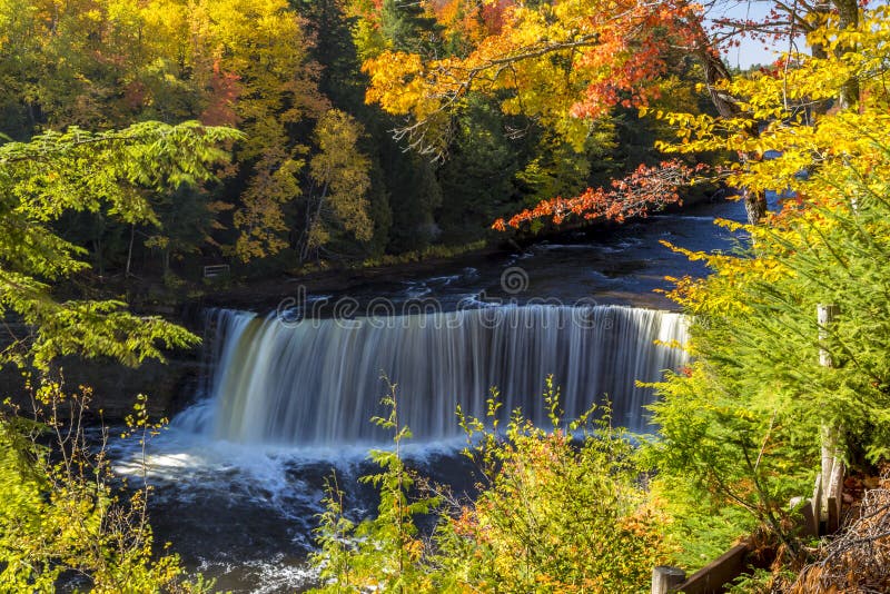 Tahquamenon Falls in Michigans orientale, Penisola Superiore visto che sono colorate caduta di fogliame.