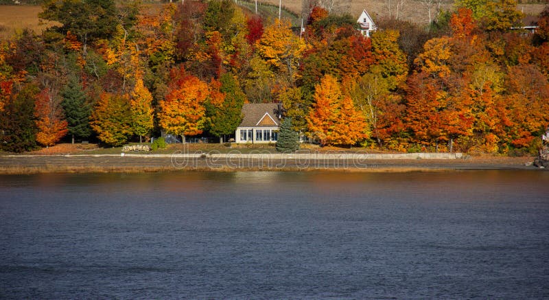 Fall-Farben entlang dem Heiligen Lawrence River stockbild Fall-Farben entlang dem Heiligen Lawrence River stockbild