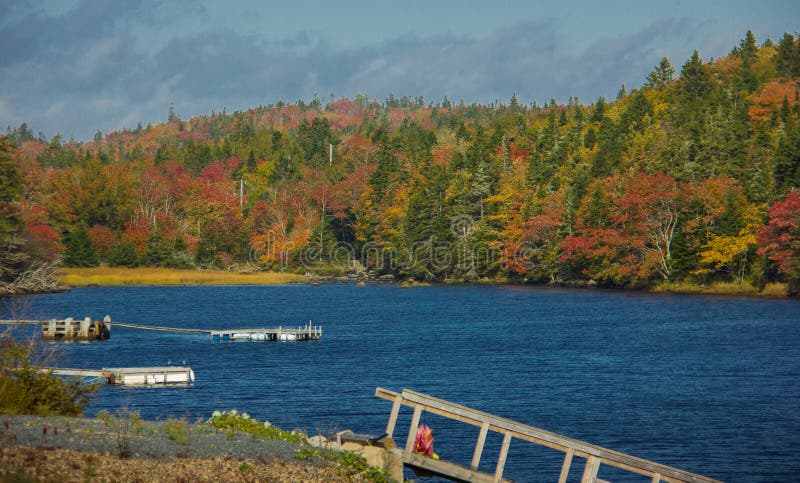 Fall-Farben entlang der Küste von Nova Scotia lizenzfreie stockbilder Fall-Farben entlang der Küste von Nova Scotia lizenzfreie stockbilder