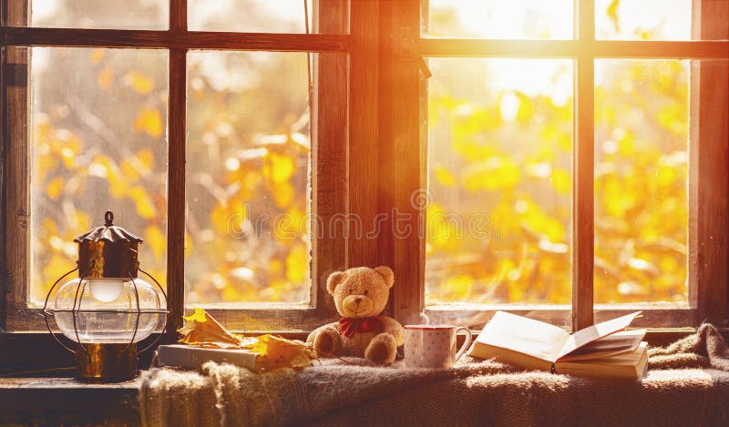 Fall gemütliches Fenster mit Herbstlaub, Buch, Becher Tee stockbilder