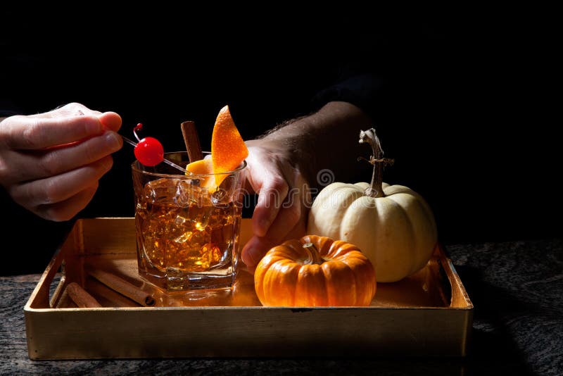 Fall Getranke In Der Bar Altmodisches Whisky Cocktail Stockbild Bild Von Altmodisches Cocktail 126370645