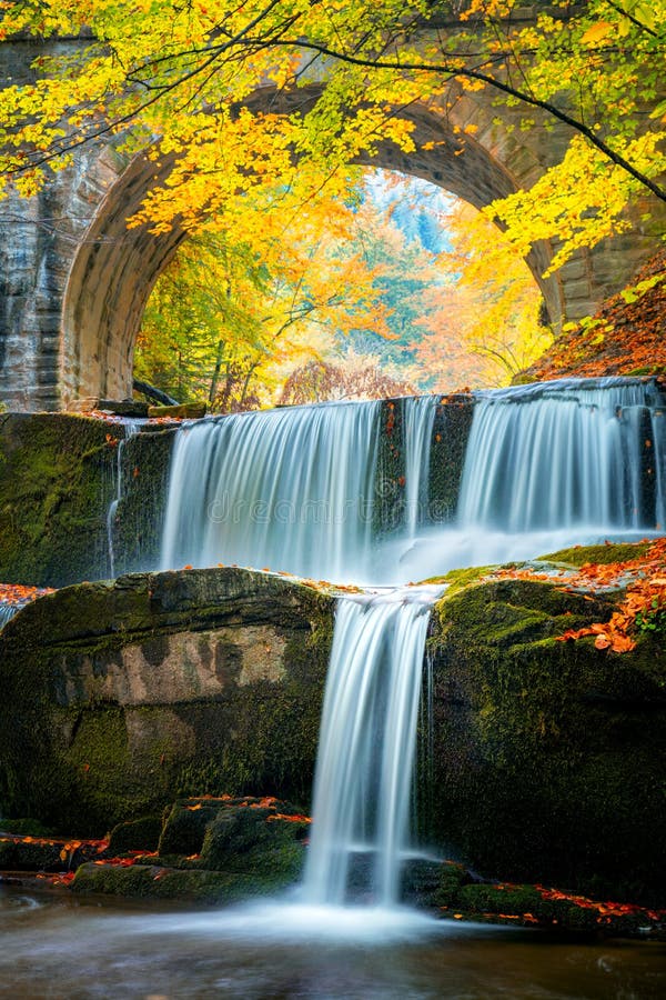 Fall-Herbstlandschaft- Flusswasserfall im bunten Herbstwald lizenzfreie stockbilder