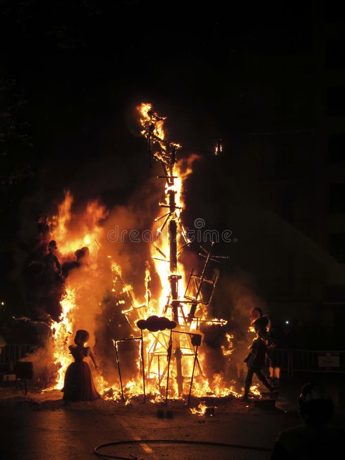 Fallas di Valencia su fuoco immagine stock libera da diritti Fallas di Valencia su fuoco immagine stock libera da diritti