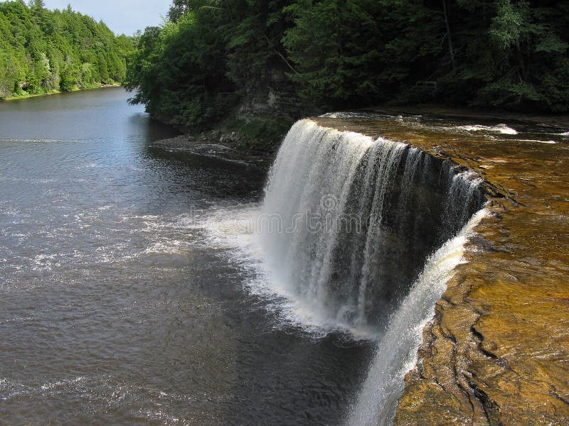 faller den michigan tahquamenonupperen arkivfoton faller den michigan tahquamenonupperen arkivfoton