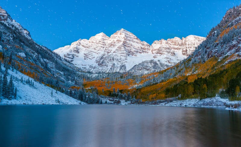 Fallfarbe am kastanienbraunen See nachts nach Schnee in Aspen, Colorado