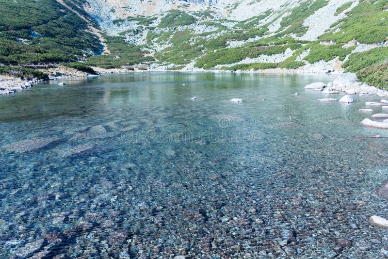 Fallfarben reflektierten sich in einer Lagune im hohen Tatras stockfoto Fallfarben reflektierten sich in einer Lagune im hohen Tatras stockfoto