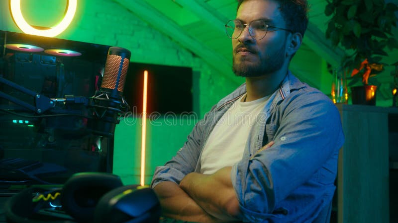 Fallimento emotivo e furioso sconvolge lo scorciatoia delle cuffie ha perso un brutto risultato, triste gioco di video game caucas fotografia stock
