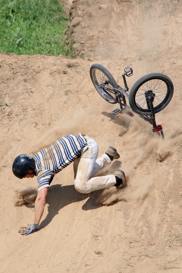 Esito negativo le prestazioni di un trucco è finito con la caduta del ciclista.