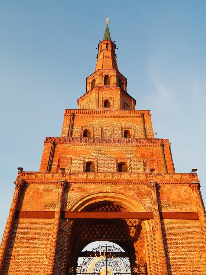 Fallen der Turm uralt gebäude auf der Sonnenuntergang.