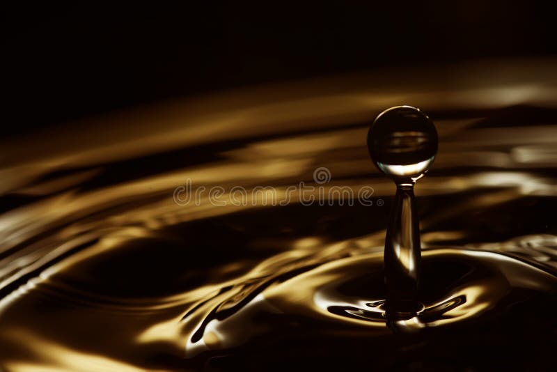 Falling water drop macro view. Dark background. soft focus, shallow depth of field. royalty free stock images Falling water drop macro view. Dark background. soft focus, shallow depth of field. royalty free stock images