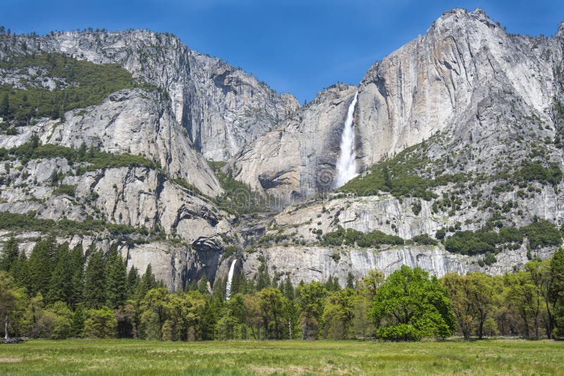 Fallls magníficos de yosemite, parque nacional de yosemite, California, los E.E.U.U. imágenes de archivo libres de regalías Fallls magníficos de yosemite, parque nacional de yosemite, California, los E.E.U.U. imágenes de archivo libres de regalías
