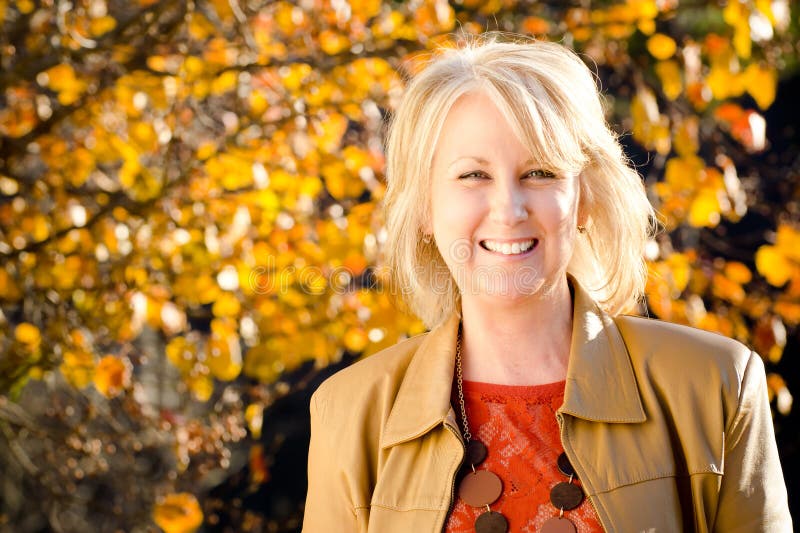 Fallportrait der glücklichen von mittlerem Alter Frau lizenzfreies stockfoto Fallportrait der glücklichen von mittlerem Alter Frau lizenzfreies stockfoto