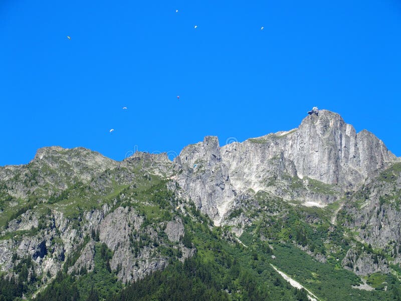 Fallschirmspringer über französischen Bergen stockfotos Fallschirmspringer über französischen Bergen stockfotos