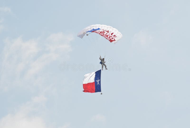Fallskärmshoppare med den Texas flaggan fotografering för bildbyråer Fallskärmshoppare med den Texas flaggan fotografering för bildbyråer
