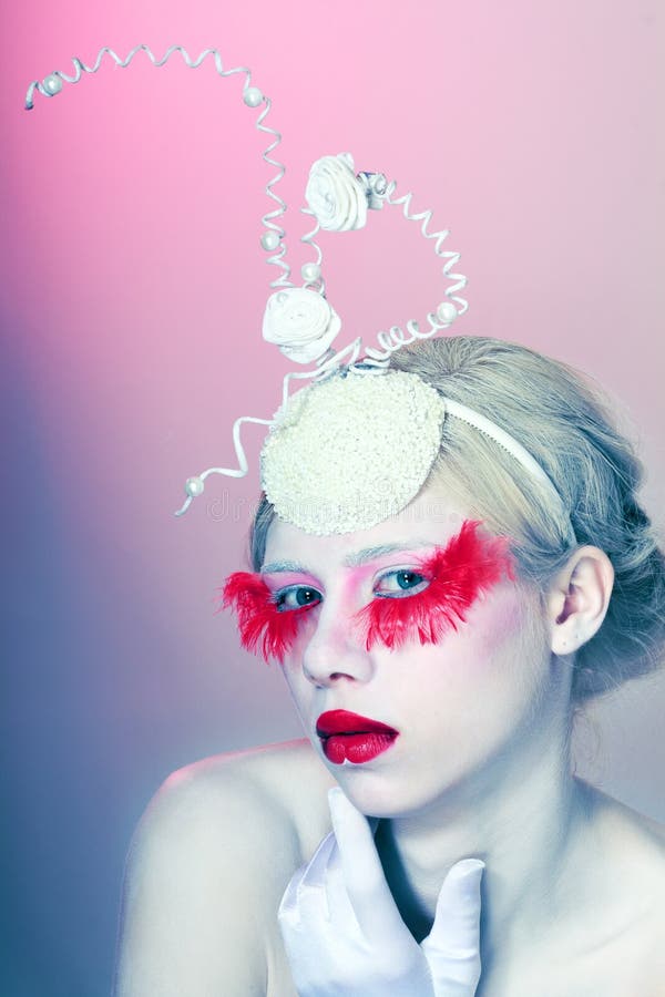Falsche rote Wimpern des kreativen Makes-up lizenzfreie stockfotografie Falsche rote Wimpern des kreativen Makes-up lizenzfreie stockfotografie