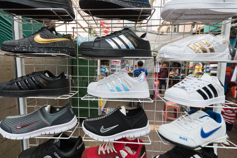 Amante aplausos hijo Falsificaci?n Adidas Y Zapatillas De Deporte Del Nike En Kuala Lumpur  Chinatown Imagen de archivo editorial - Imagen de venta, hombres: 149376354