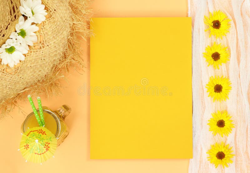 Falsk gul bokstav för sommar med sugrörhatten och orange fruktsaft arkivbild Falsk gul bokstav för sommar med sugrörhatten och orange fruktsaft arkivbild
