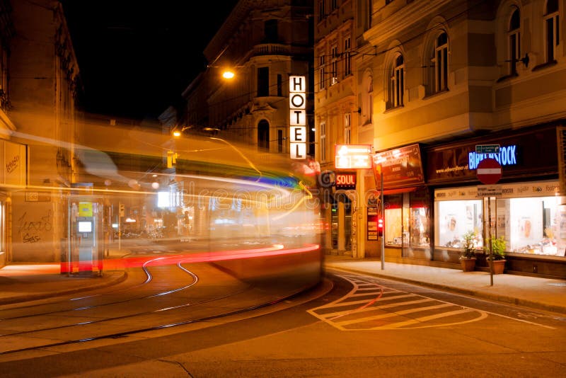 Falta de definición de movimiento de la noche de la tranvía rápida en el stree foto de archivo libre de regalías