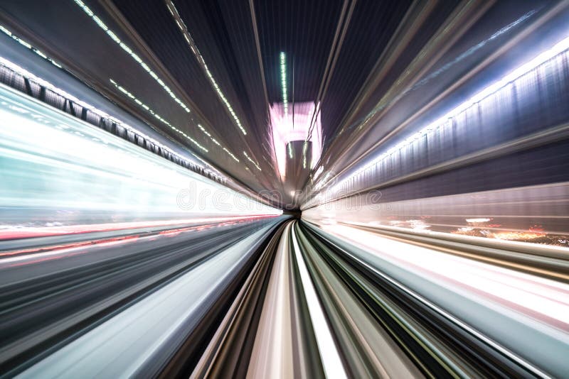 Falta de definición de movimiento del tren que se mueve dentro del túnel con luz del día en Tokio, Japón imagen de archivo Falta de definición de movimiento del tren que se mueve dentro del túnel con luz del día en Tokio, Japón imagen de archivo
