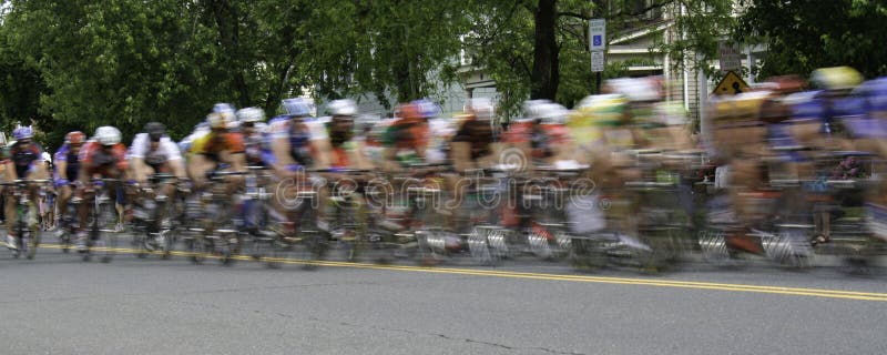 Falta de definición panorámica de la raza de bicicleta imágenes de archivo libres de regalías Falta de definición panorámica de la raza de bicicleta imágenes de archivo libres de regalías
